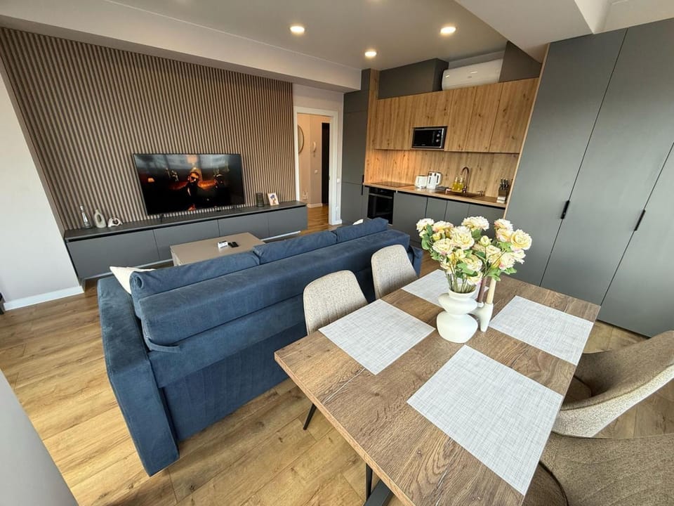 TV and multimedia, Kitchen or kitchenette, Living room, Seating area, Dining area