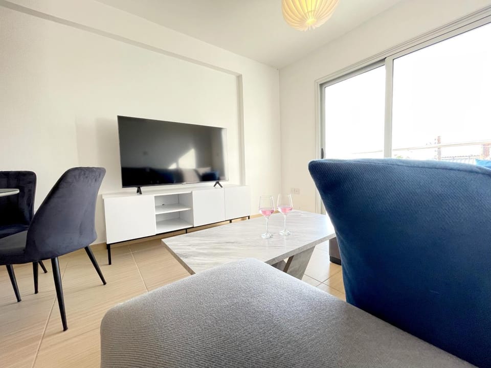 TV and multimedia, Living room, Seating area, Evening entertainment