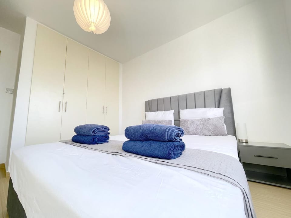 Bed, Bedroom, towels, wardrobe