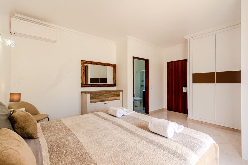 Bed, Photo of the whole room, Bedroom, air conditioner