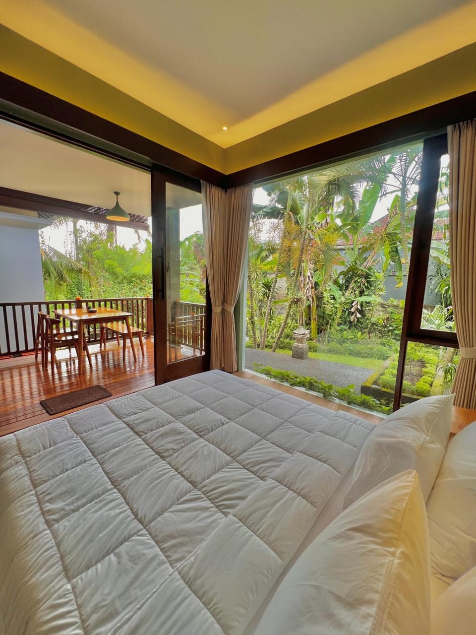 Bed, View (from property/room), Balcony/Terrace, Photo of the whole room, Seating area, Bedroom, Garden view