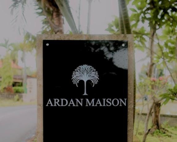 Day, Property logo or sign, Natural landscape, Street view