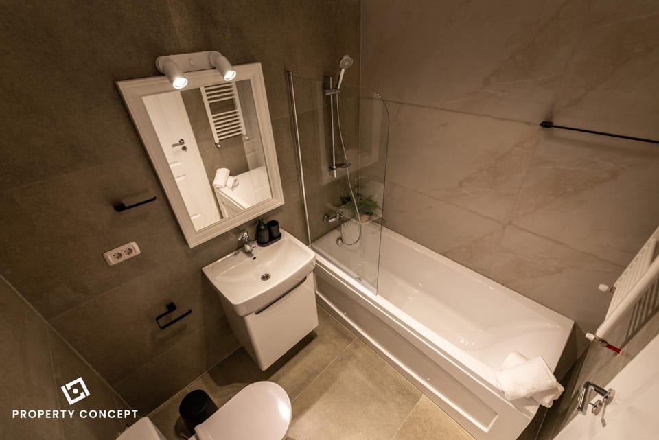 Shower, Toilet, Bathroom, Bath, towels