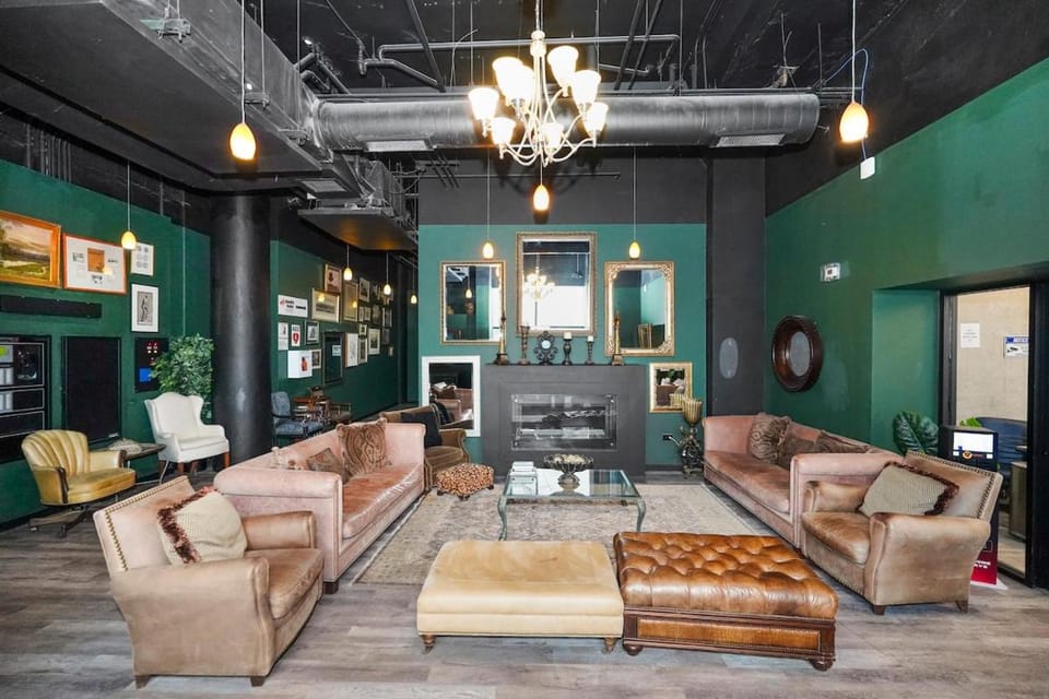 Luxury 2BR Suite with Optional Parking and Gym access Near McCormick Place and Soldier Field Apartment in South Loop