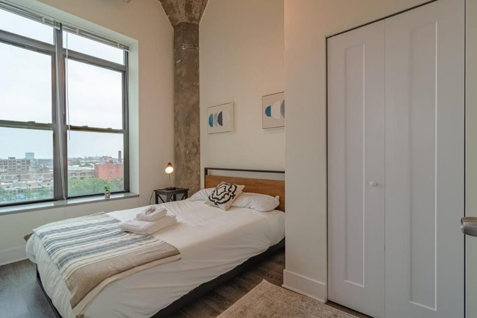 Luxury 2BR Suite with Optional Parking and Gym access Near McCormick Place and Soldier Field Apartment in South Loop