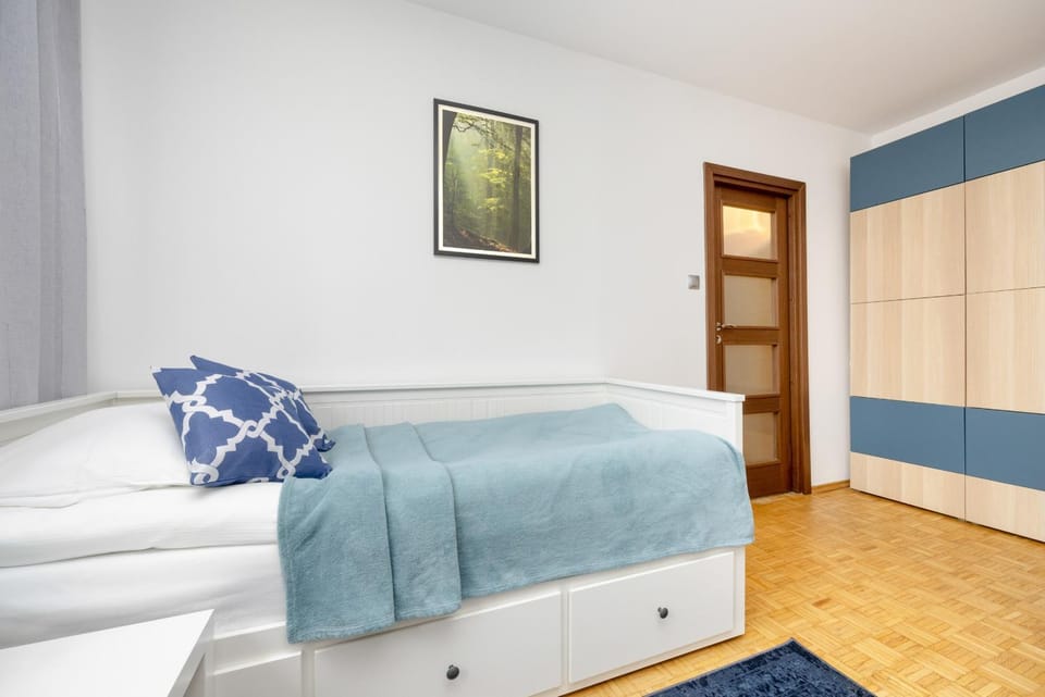 Bed, Photo of the whole room, Seating area, Bedroom, wardrobe