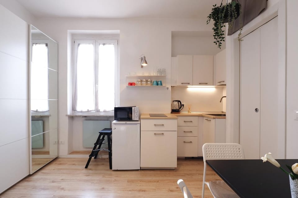 Kitchen or kitchenette, Dining area, stove