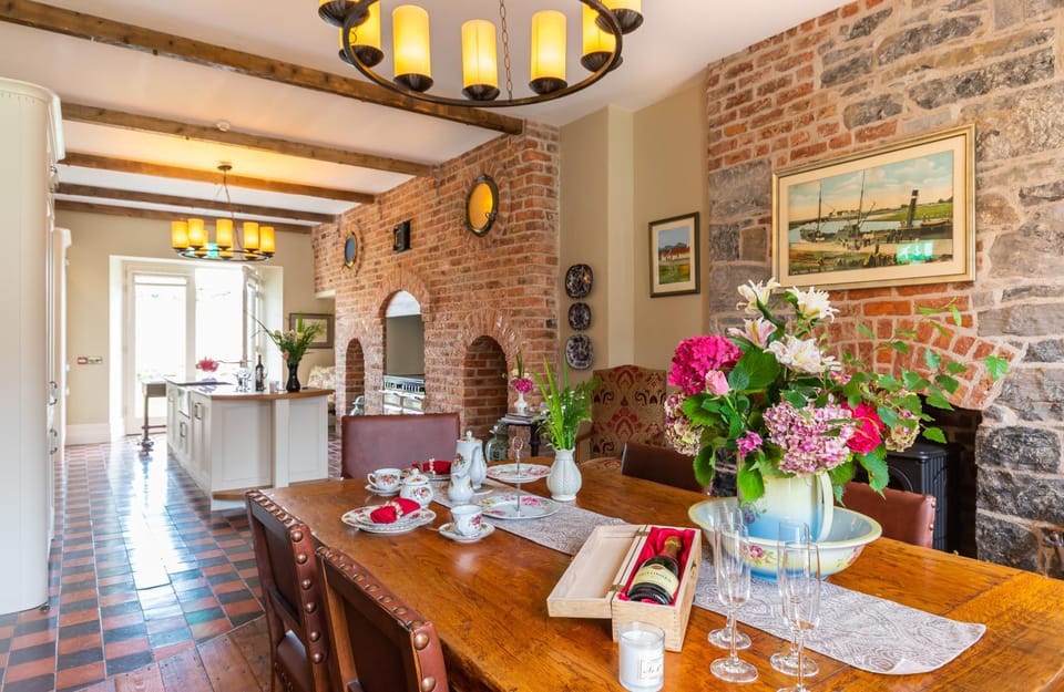 Dining area, kitchen