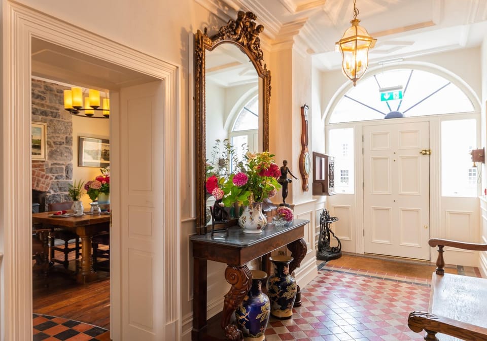 Photo of the whole room, Decorative detail