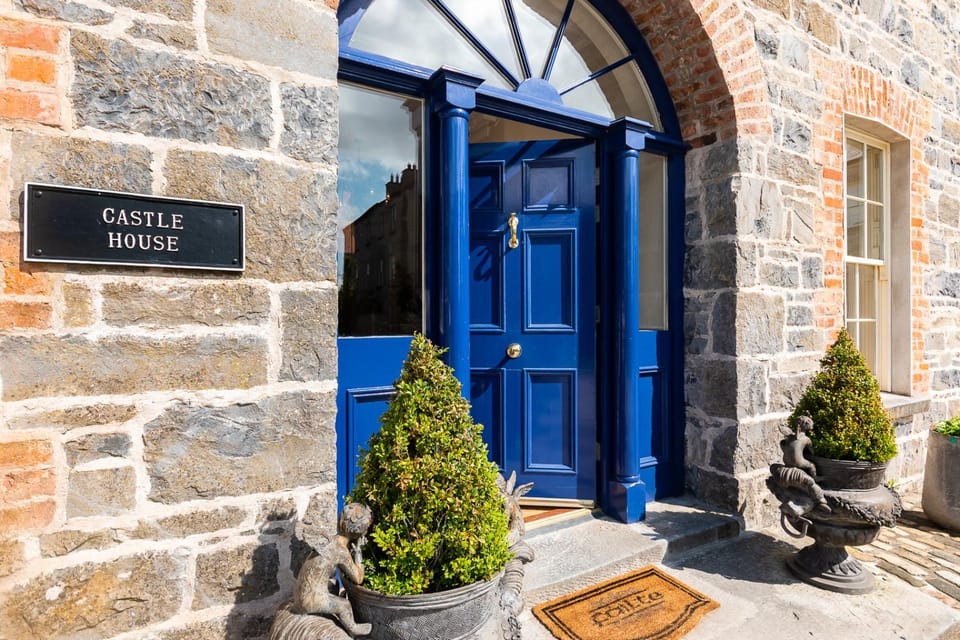 Property building, Facade/entrance, Day