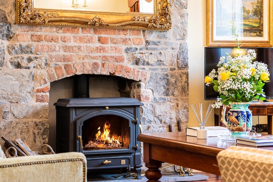 Living room, Seating area, fireplace