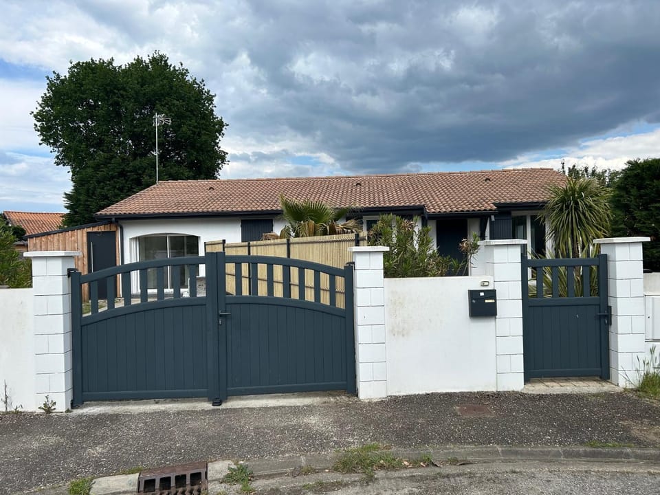 Maison mitoyenne chaleureuse avec piscine chauffée Villa in La Teste-de-Buch