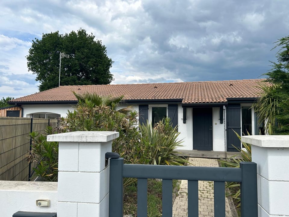 Maison mitoyenne chaleureuse avec piscine chauffée Villa in La Teste-de-Buch