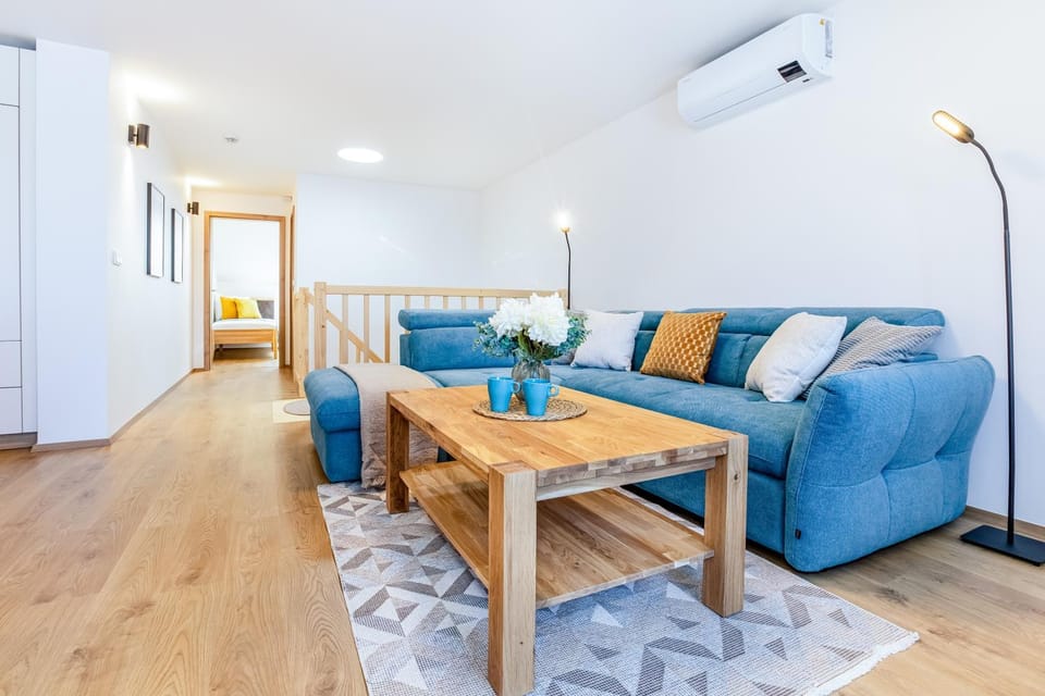 Bed, Seating area, Bedroom, air conditioner