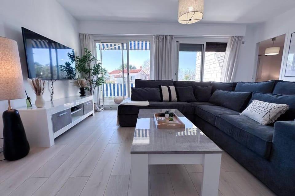 LAVERNE - Stunning Sea View T3 with South-Facing Terrace Apartment in Antibes