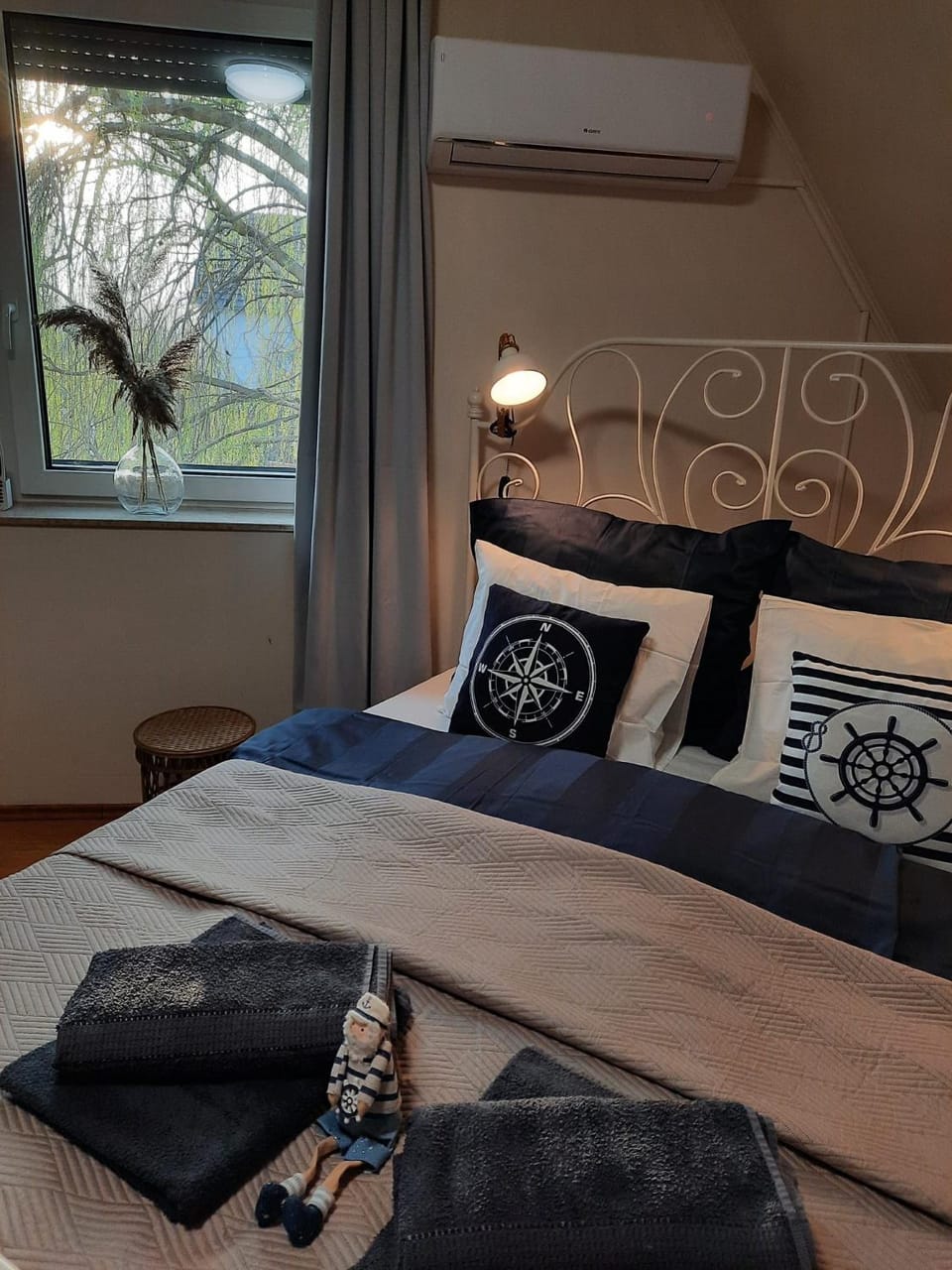 Photo of the whole room, Decorative detail, Bedroom, towels, air conditioner