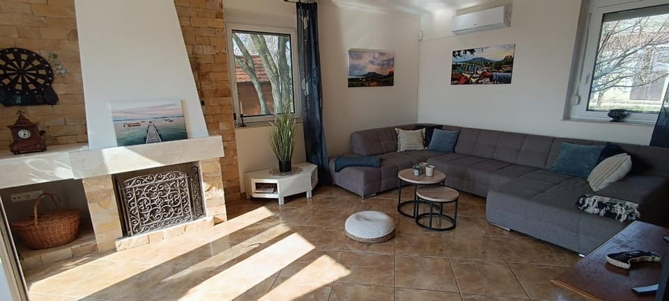 Communal lounge/ TV room, Darts, TV and multimedia, Balcony/Terrace, Seating area, Evening entertainment, internet, internet