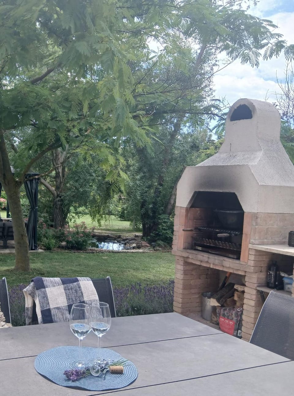 BBQ facilities, Seating area, Dining area