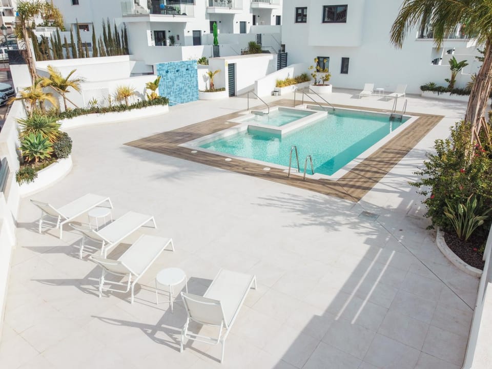 Property building, Day, Pool view, Swimming pool, sunbed