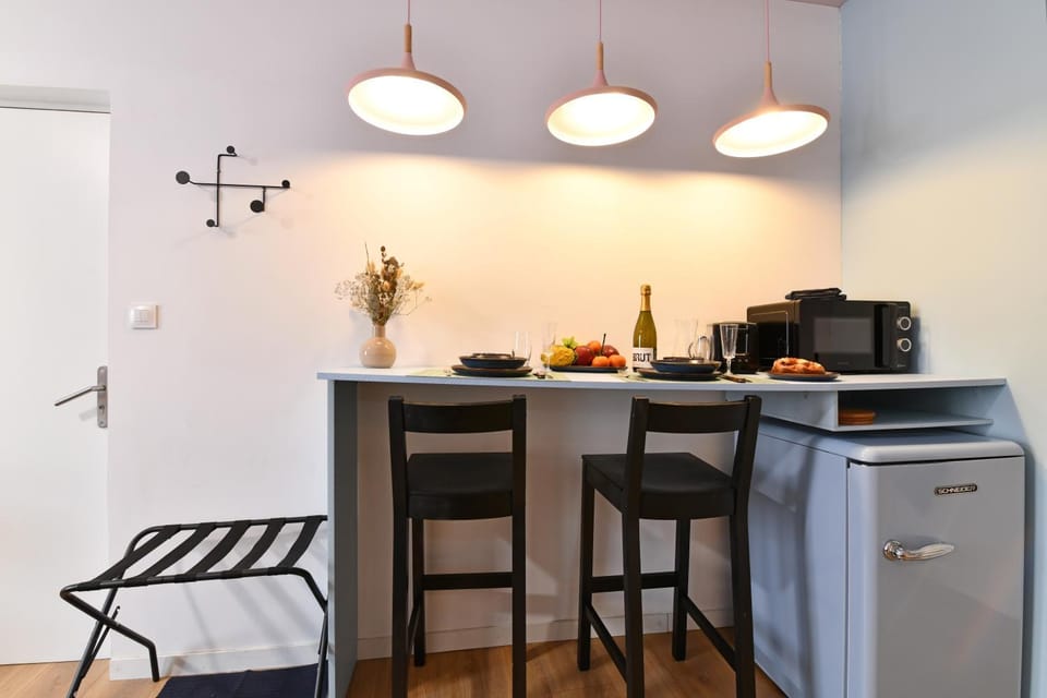 Seating area, Dining area, microwave, toaster