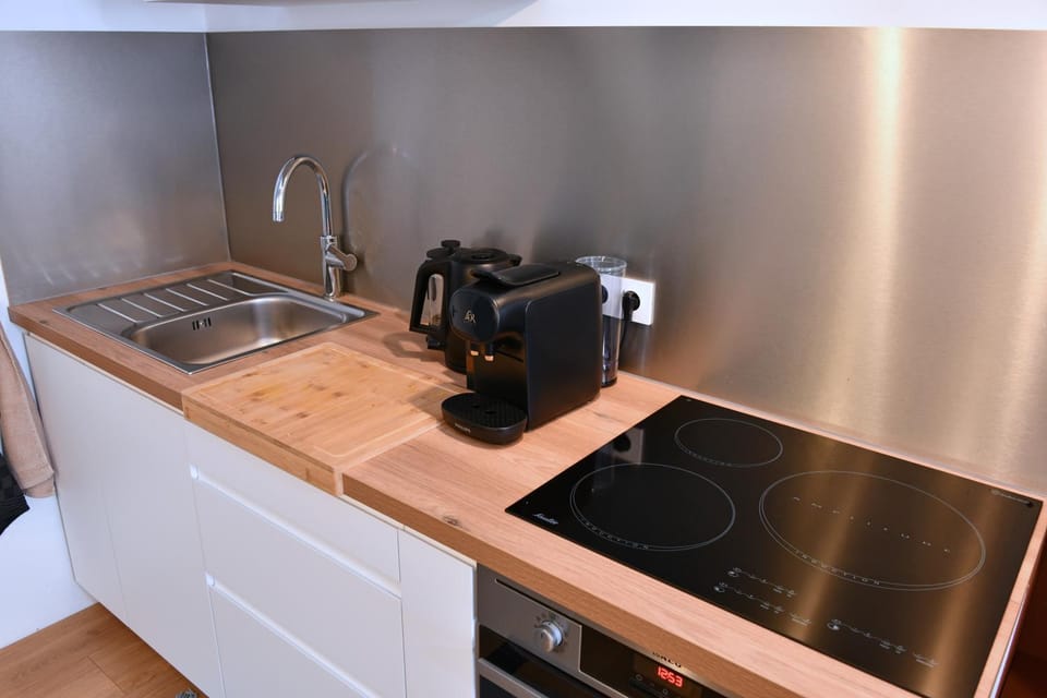 Coffee/tea facilities, oven, stove, kitchen