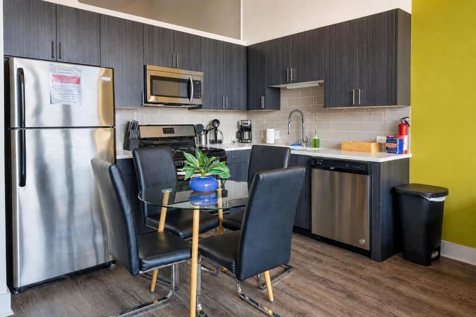 Luxury Cozy 2BR with Optional Parking and Gym Access Near McCormick Place, Lakefront and Soldier Field Apartment in South Loop