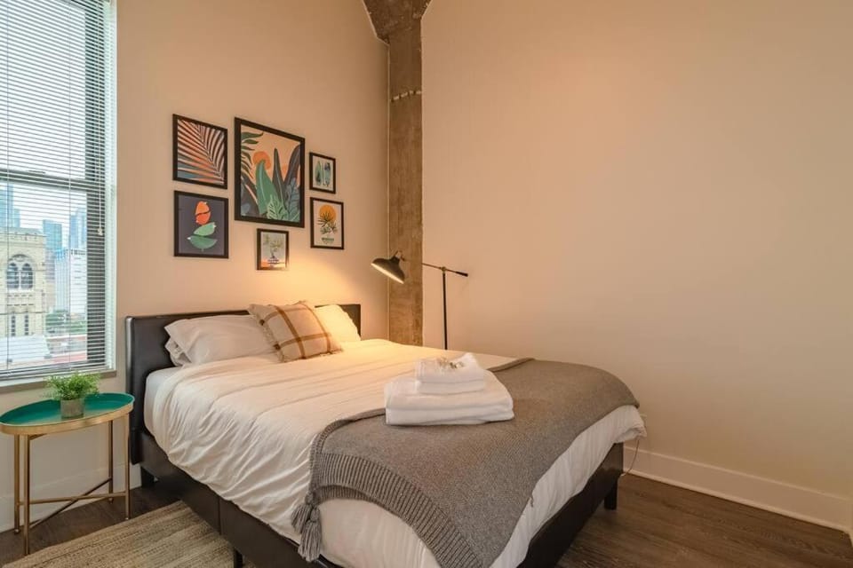 Luxury Cozy 2BR with Optional Parking and Gym Access Near McCormick Place, Lakefront and Soldier Field Apartment in South Loop