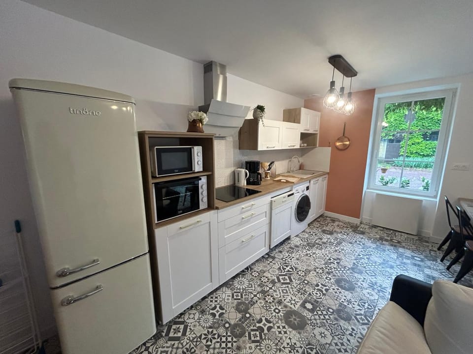 Coffee/tea facilities, Kitchen or kitchenette, dishwasher, oven, stove