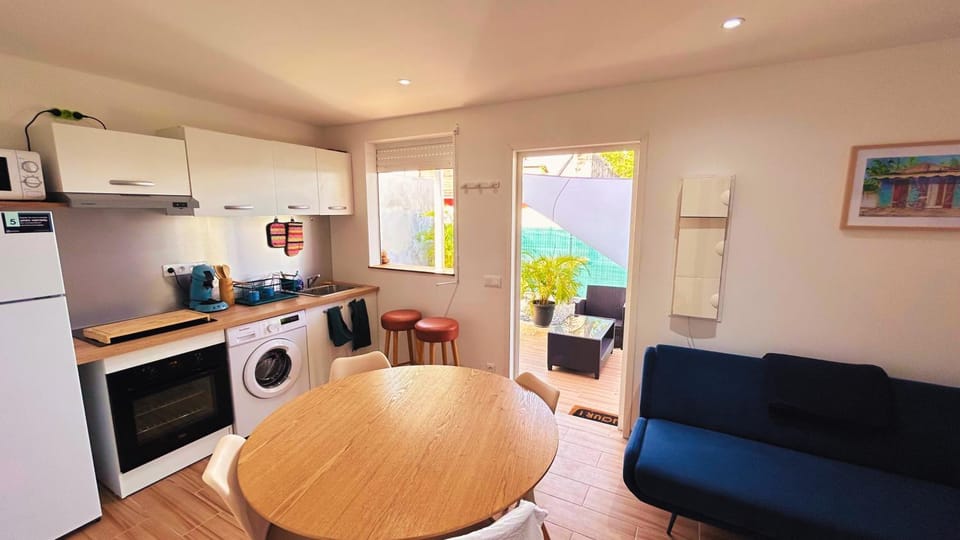 Kitchen or kitchenette, Seating area
