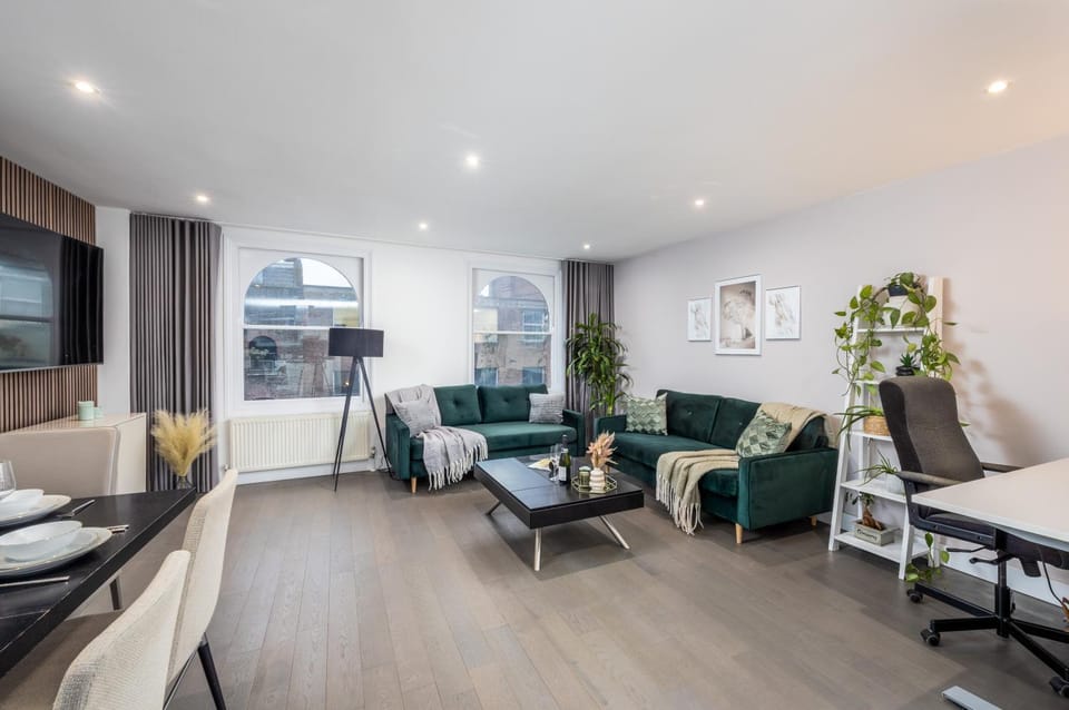 Communal lounge/ TV room, TV and multimedia, Living room, Seating area, Dining area