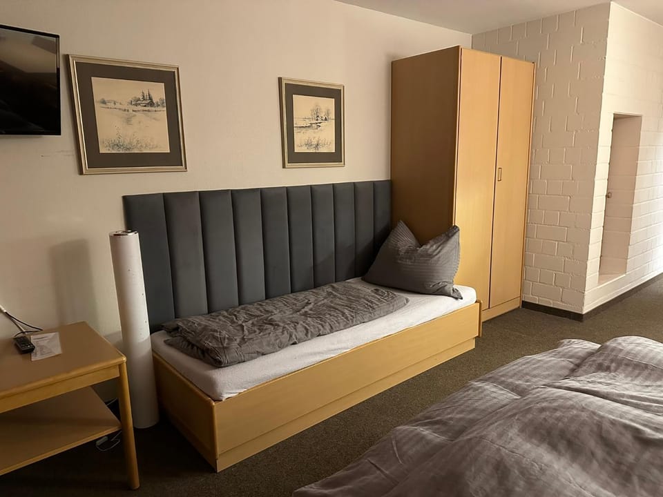 Bed, TV and multimedia, Bedroom, wardrobe