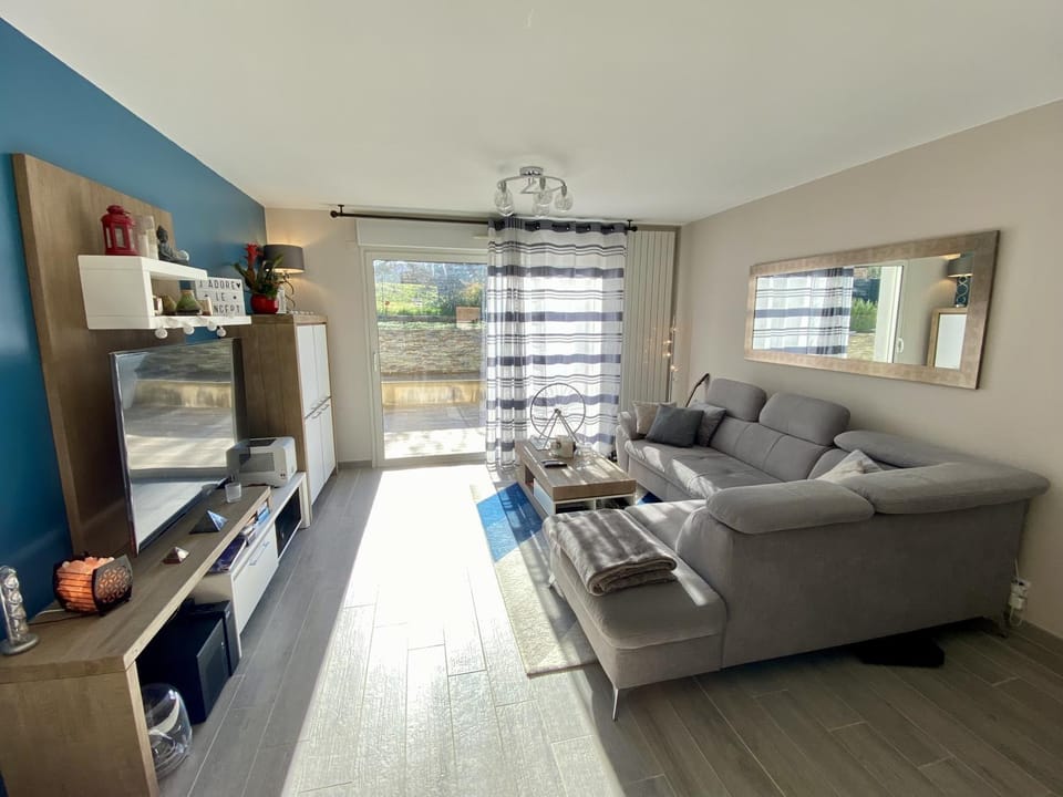 TV and multimedia, Living room, Seating area, Garden view