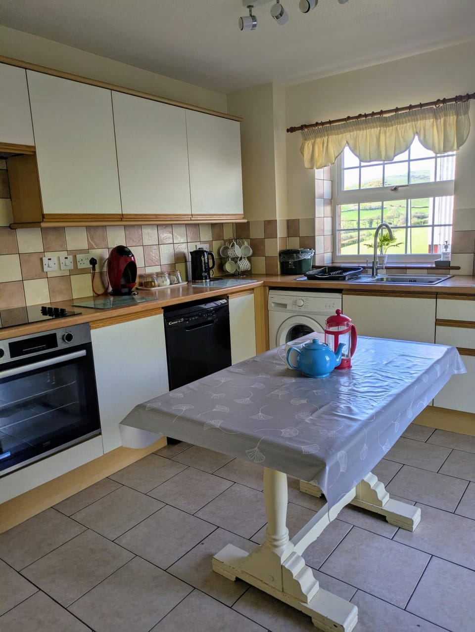 Luxury 5-Bed Farmhouse - Sleeps 8 & Hot Tub House in Wales