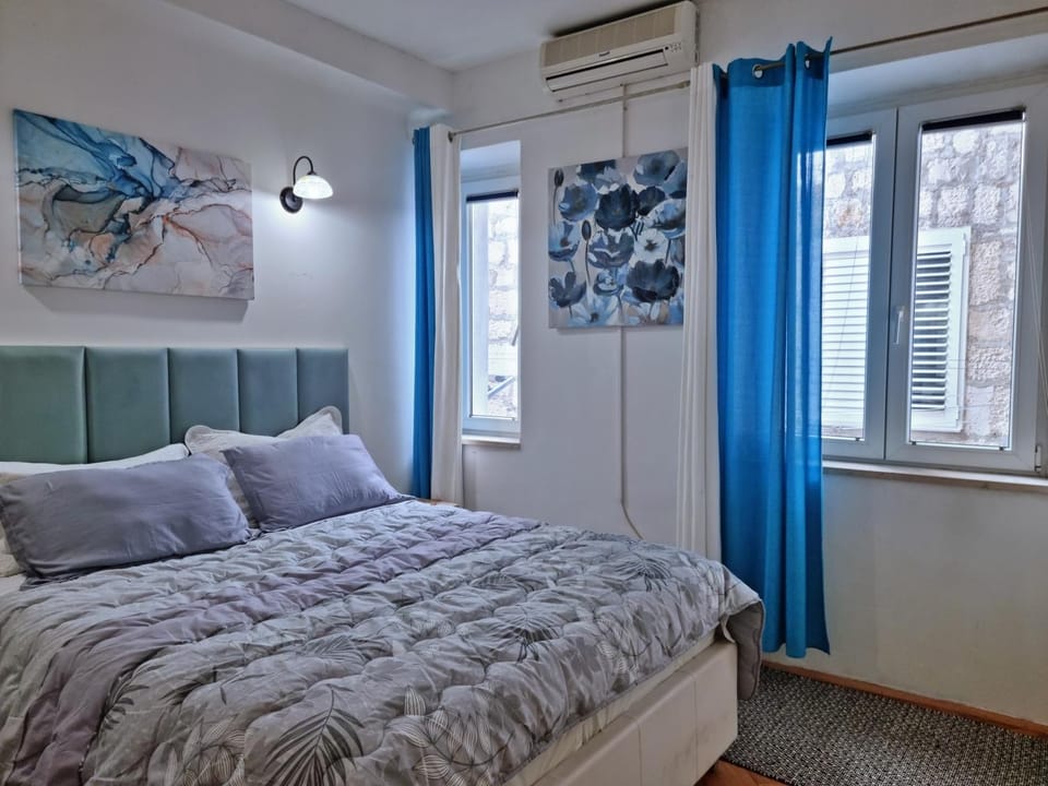 Bed, Living room, Bedroom