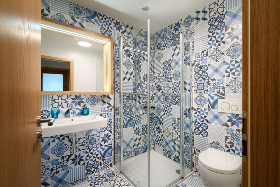 Shower, Toilet, Bathroom, towels