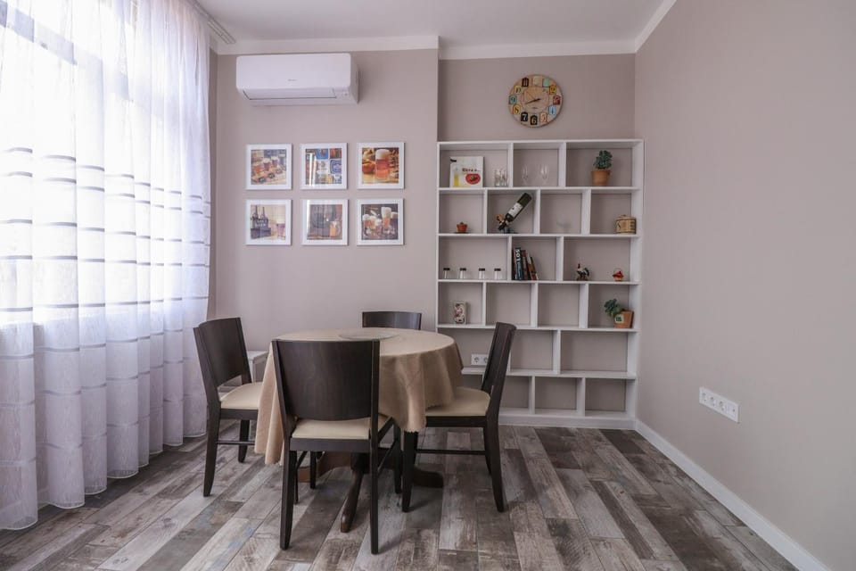 Seating area, Dining area