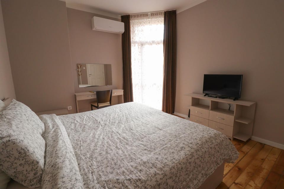 Bed, TV and multimedia, Photo of the whole room, Bedroom, air conditioner
