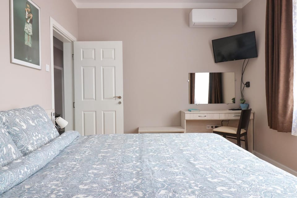 Bed, TV and multimedia, Bedroom, air conditioner