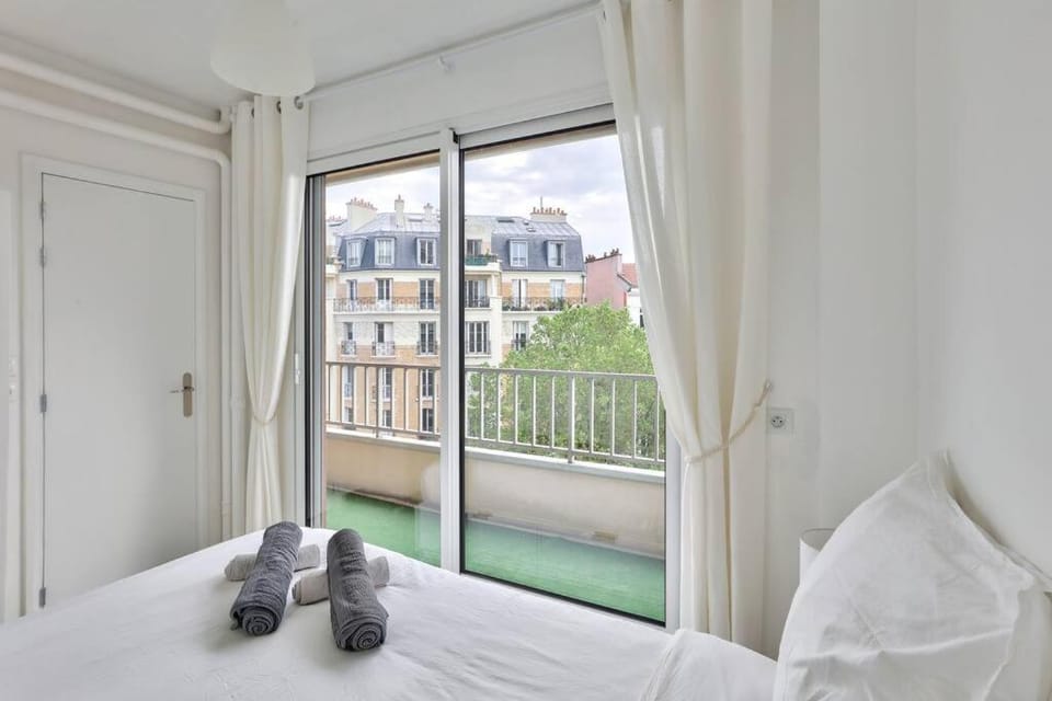 Lovely 1 BR Flat with balcony near metro line 10 Apartment in Paris