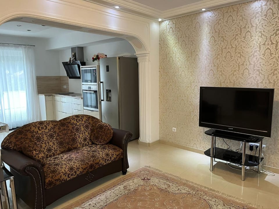 TV and multimedia, Kitchen or kitchenette, Living room, Seating area