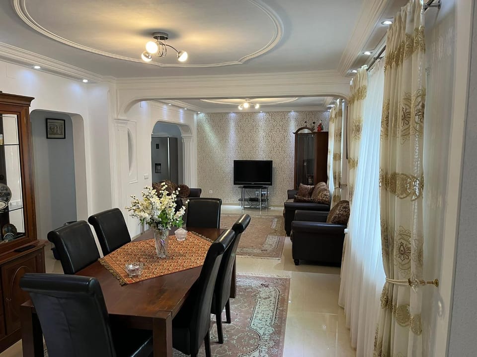 TV and multimedia, Living room, Seating area, Dining area