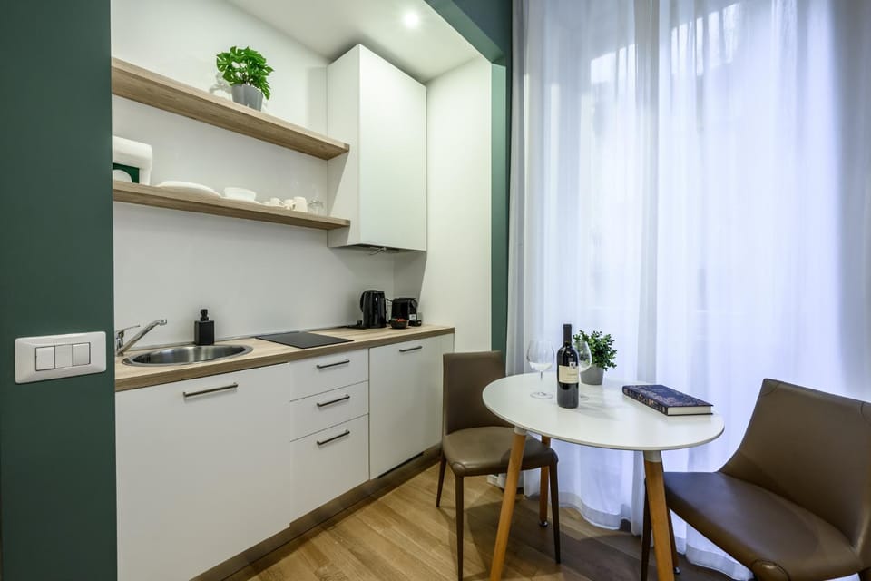 Kitchen or kitchenette, Dining area