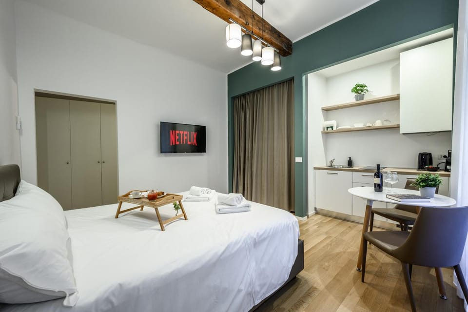 Bed, TV and multimedia, Kitchen or kitchenette, Photo of the whole room, Bedroom