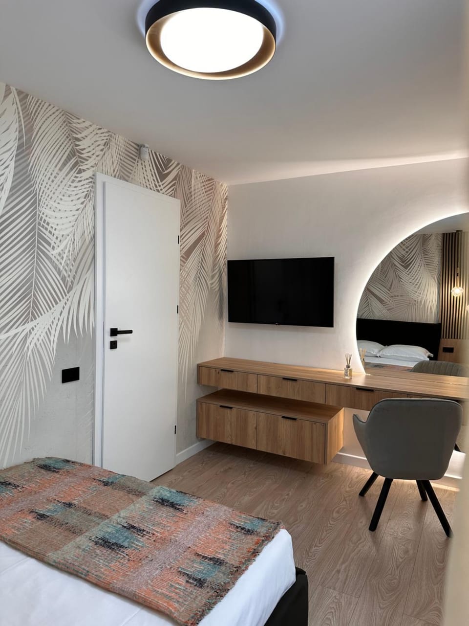 Bed, TV and multimedia, Photo of the whole room, Bedroom