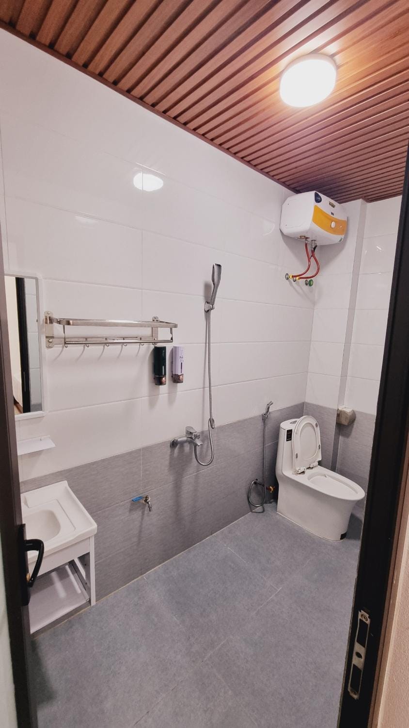 Shower, Toilet