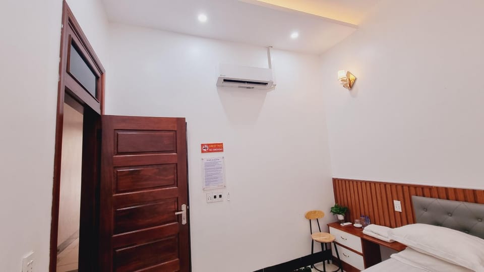 Photo of the whole room, air conditioner