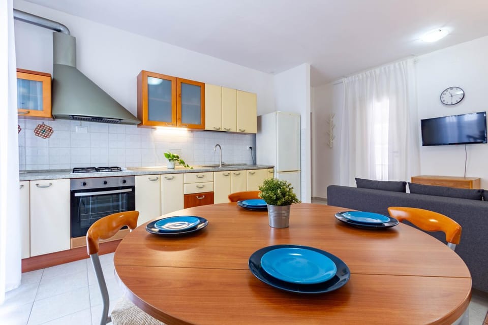 TV and multimedia, Kitchen or kitchenette, Living room, Seating area, Dining area, oven, pet friendly, stove