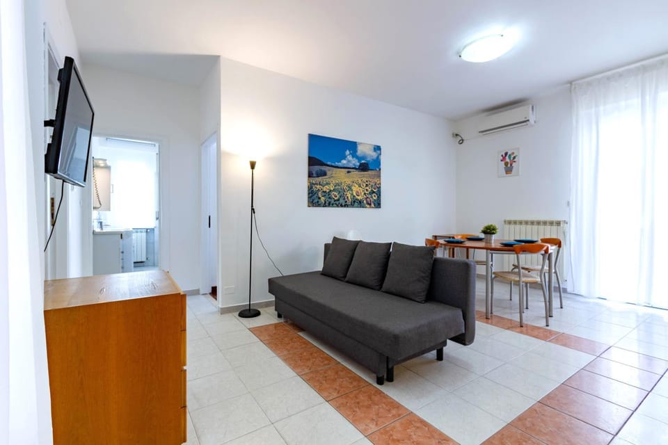 TV and multimedia, Kitchen or kitchenette, Living room, Seating area, Dining area, Evening entertainment, air conditioner