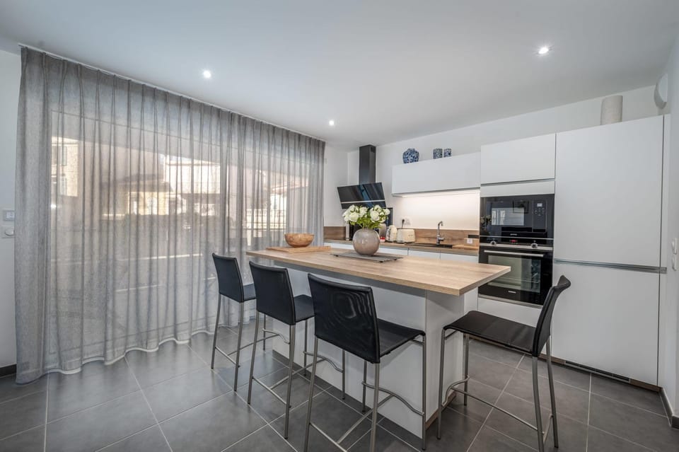 Kitchen or kitchenette, Dining area, oven, stove