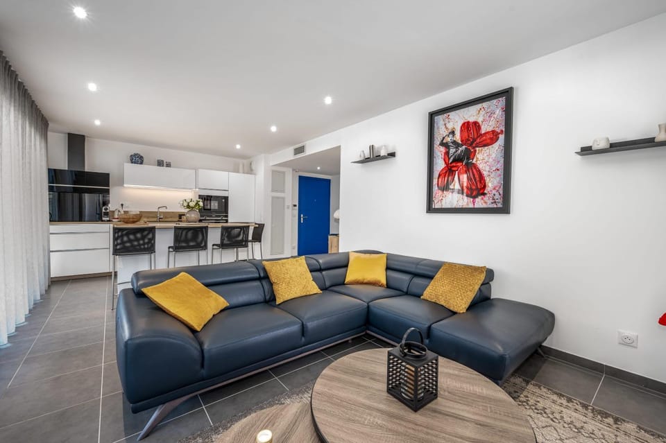 Kitchen or kitchenette, Living room, Seating area, Dining area, stove